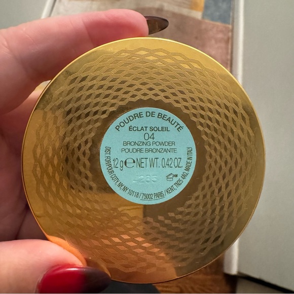 Gucci Bronzing Powder in Tan 04 - Picture 6 of 6